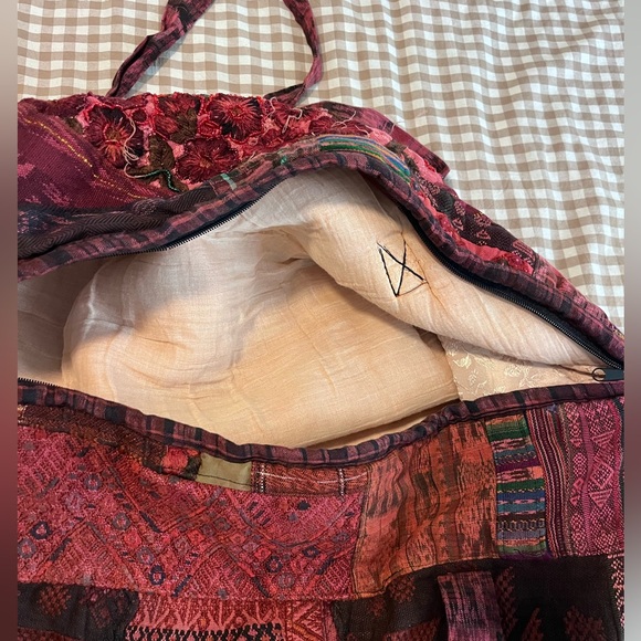 Large Guatemalan embroidered patchwork duffle bag. - Picture 7 of 10